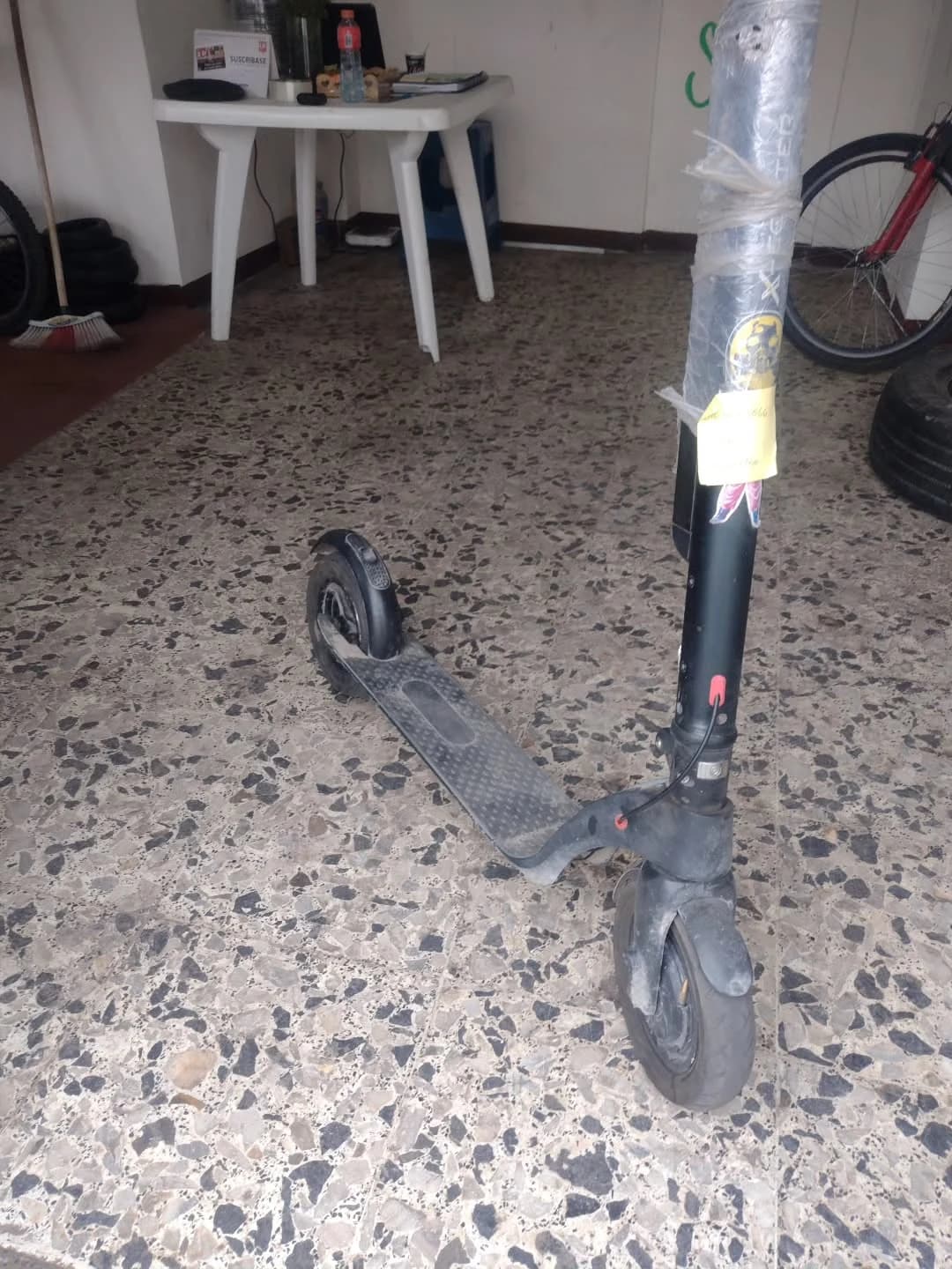 Patineta eléctrica antes del trabajo de mantenimiento en Doctor Scooter