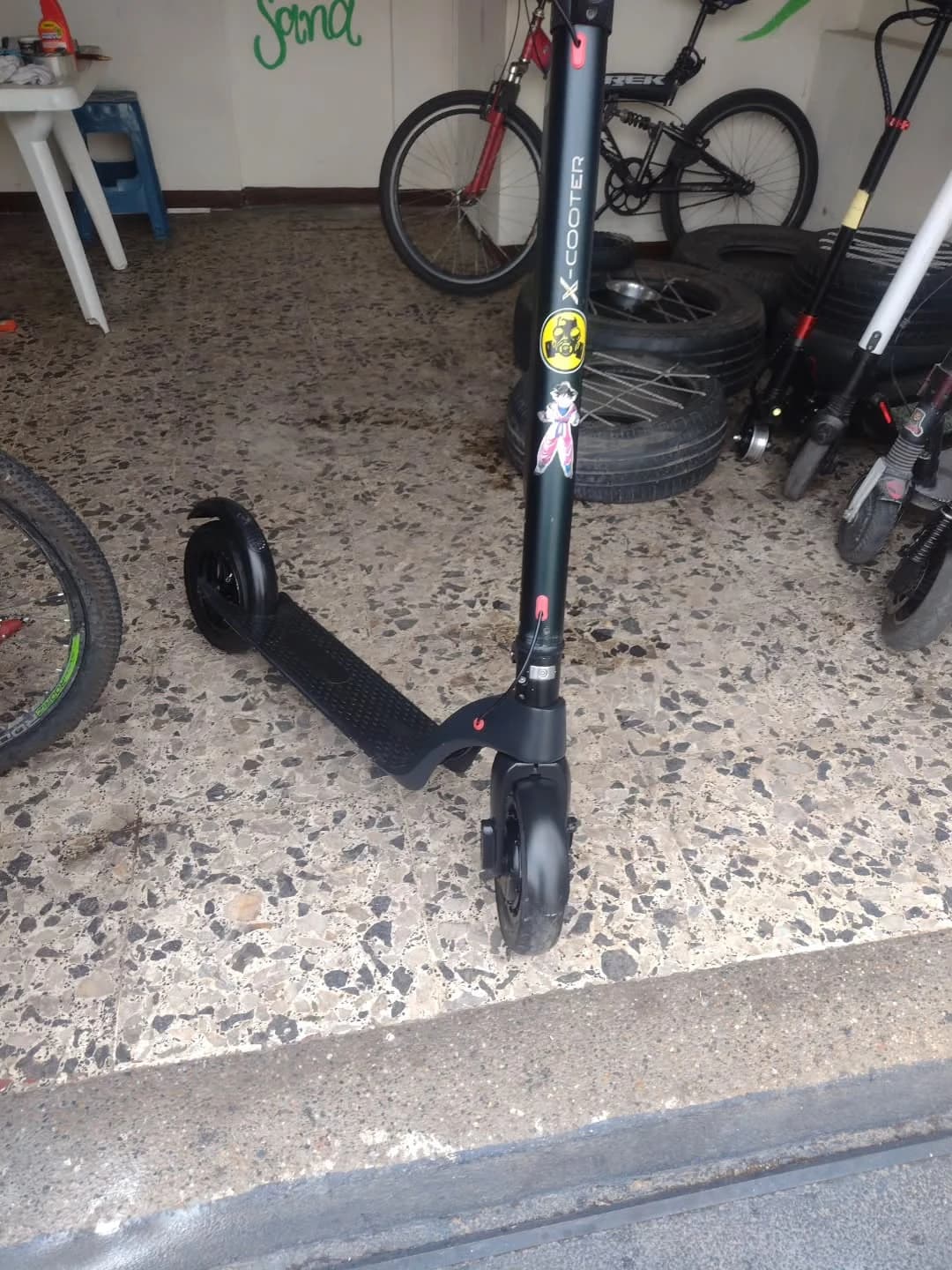 La misma patineta eléctrica después del trabajo de mantenimiento