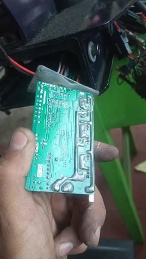 Revisión de la placa electrónica de una patineta eléctrica