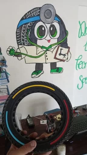 Llanta de repuesto frente al personaje doctor pintado en el taller