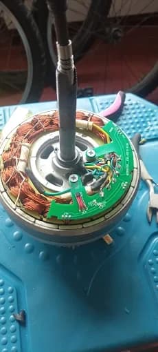 Motor de una rueda abierto sobre la mesa de reparación