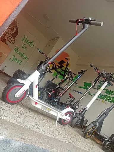 Patinetas eléctricas dentro del taller Doctor Scooter