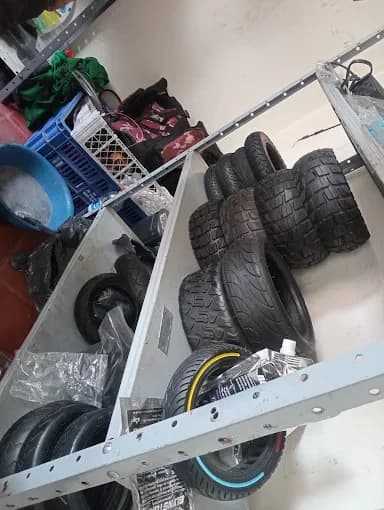 Llantas y repuestos de patinetas en los estantes del taller