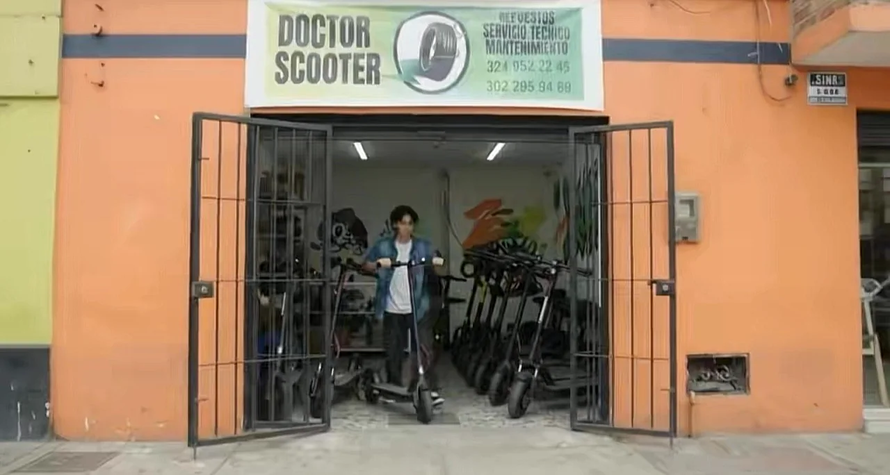 Persona saliendo en patineta por la entrada de Doctor Scooter