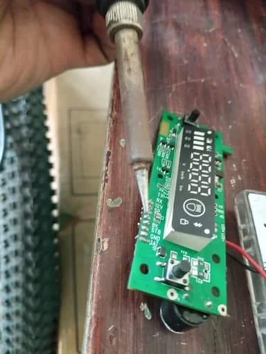 Trabajo de soldadura en el tablero electrónico de una patineta
