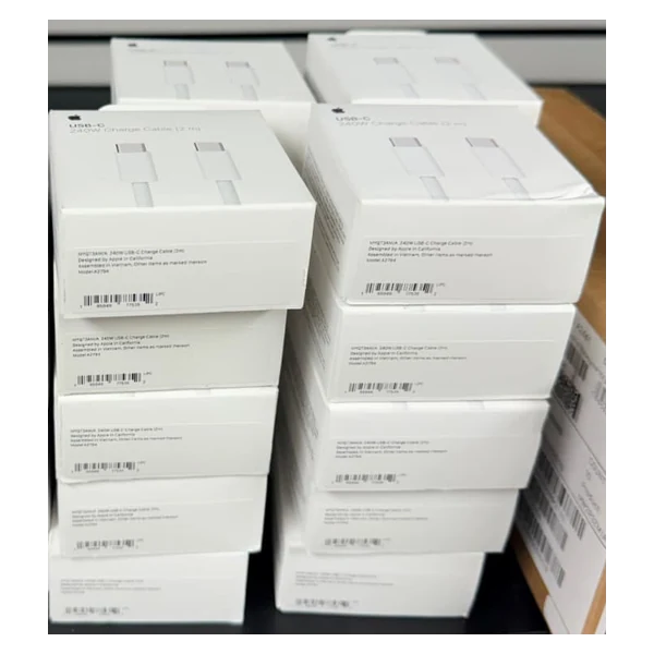 Cajas de cables USB-C Apple de 240W en el inventario de Tecno Express