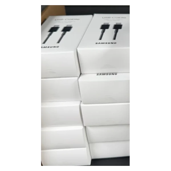Cajas de cables USB-C Samsung originales en el inventario de Tecno Express