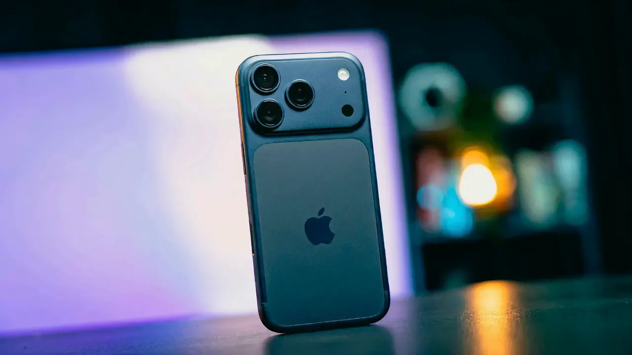 Visual de referencia de un iPhone que se abre para mostrar sus componentes internos