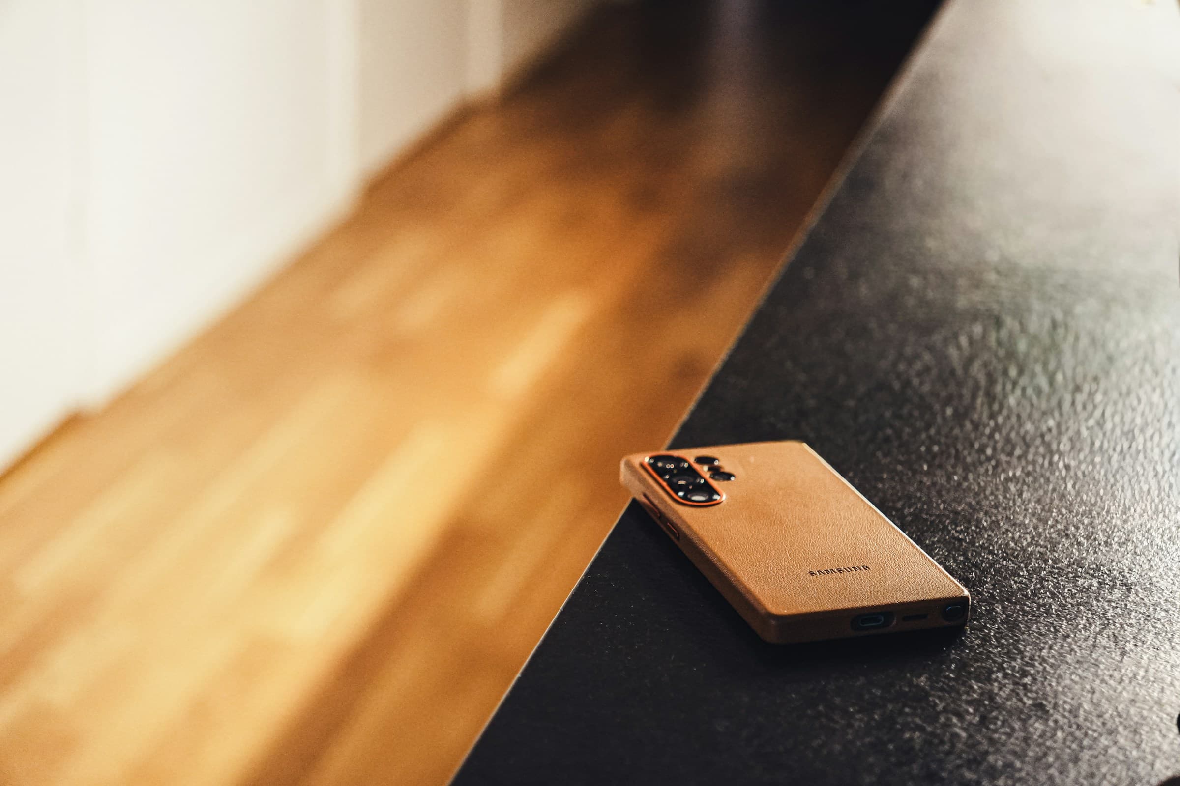 Fotografía de referencia de un Samsung Galaxy S25 Ultra sobre una superficie oscura