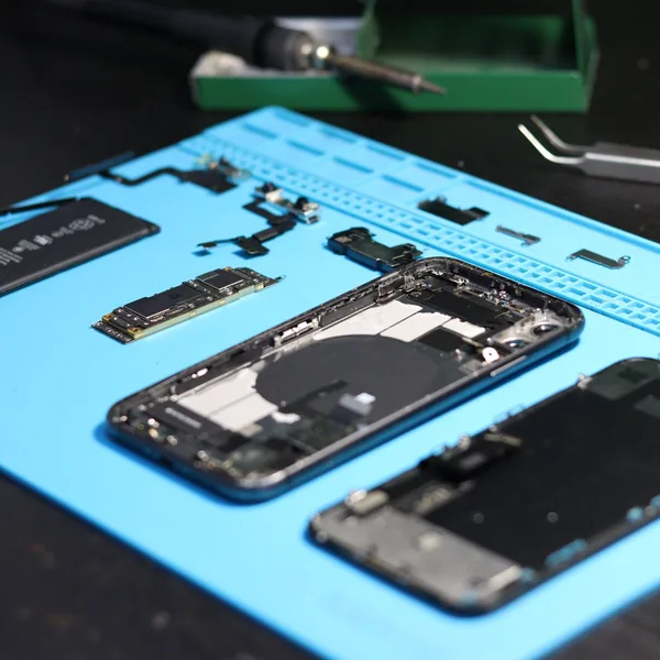 Foto de referencia de un Galaxy abierto sobre una mesa de reparación; no es inventario de Tecno Express